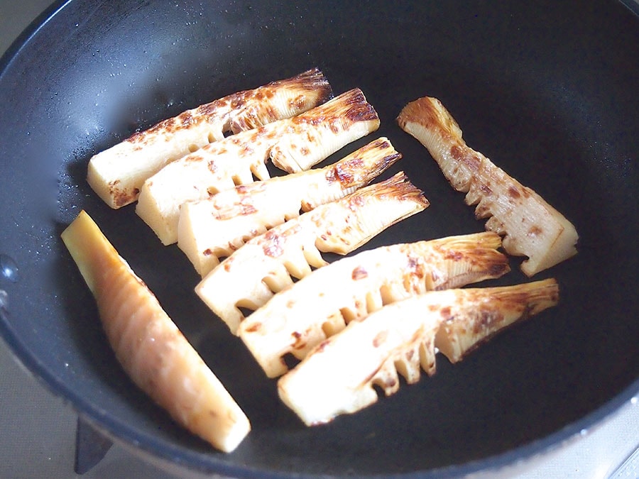 焼き色がついたら裏返して、弱火でじっくり焼く。