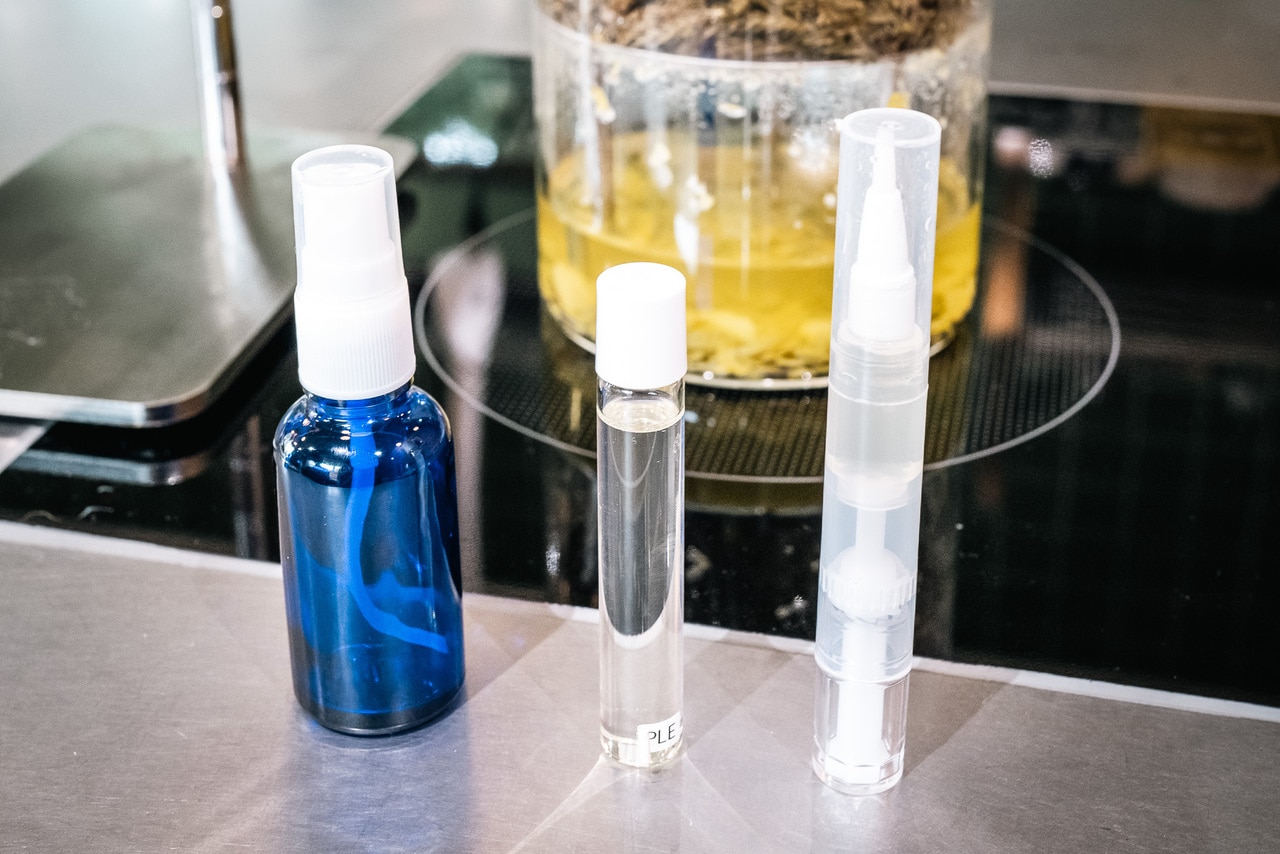 アロマミスト、アロマロールオン、アロマネイルオイルの中からひとつの香りを作ることができる。