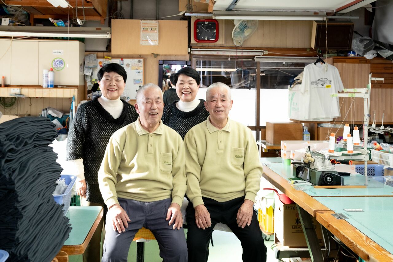 兄の深見忠義さん（右下）と姉の深見美智子さん（右上）、弟の深見孝晴さん（左下）と妹の深見喜久子さん（左上）