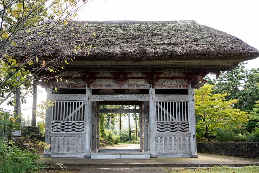 県道190号から見えるのは、茅葺屋根で風格のある仁王門。