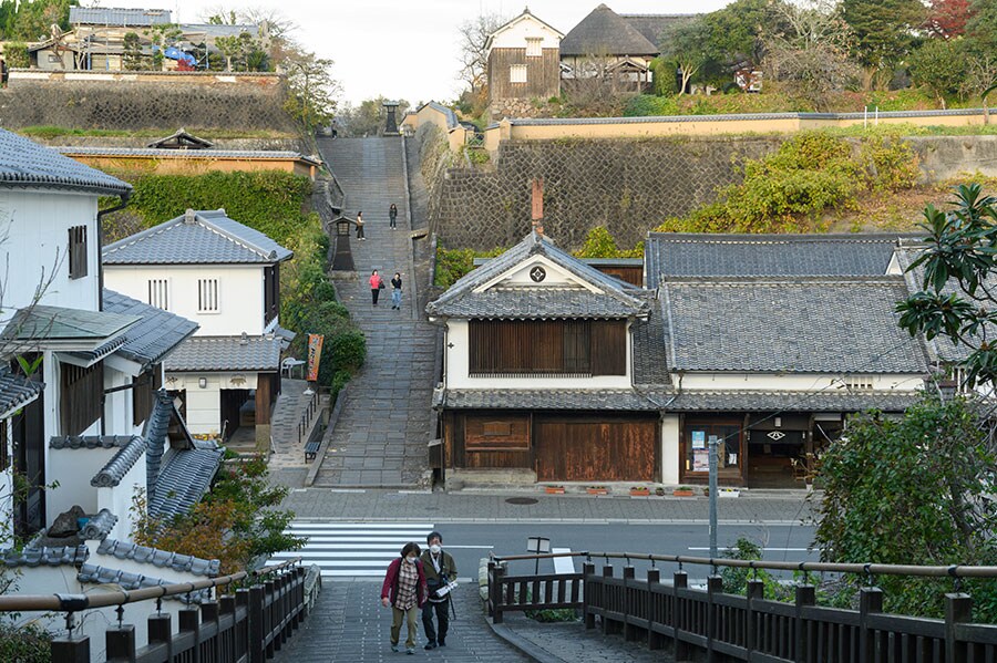 「塩屋の坂」から眺める「酢屋の坂」。