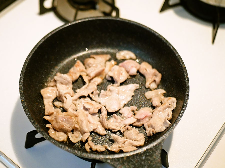 白っぽくなるまで豚肉を焼く。