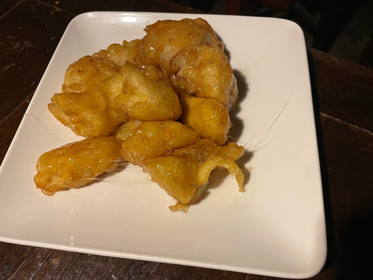 パリパリの飴とトロトロのバナナの組み合わせが、斬新な食感。バナナには、肌のキメを整えたり、シミやしわの改善に効果があるといわれるビタミンB類が豊富に含まれています。別腹スイーツを食べて、さらにきれいを目指しましょう。