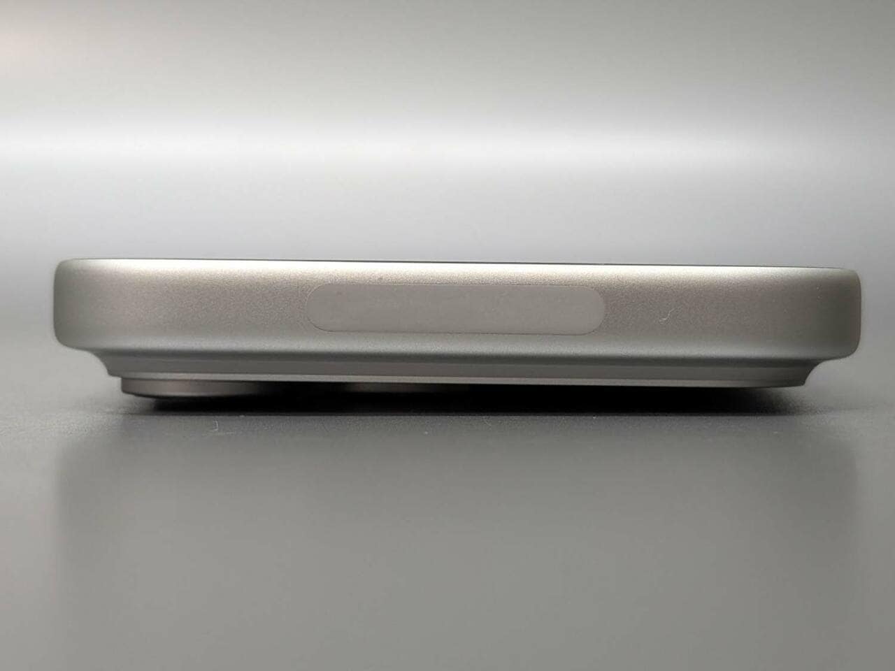 iPhoneはカメラレンズが突出していることから、デスク上ではこのように斜めに傾いてしまいます