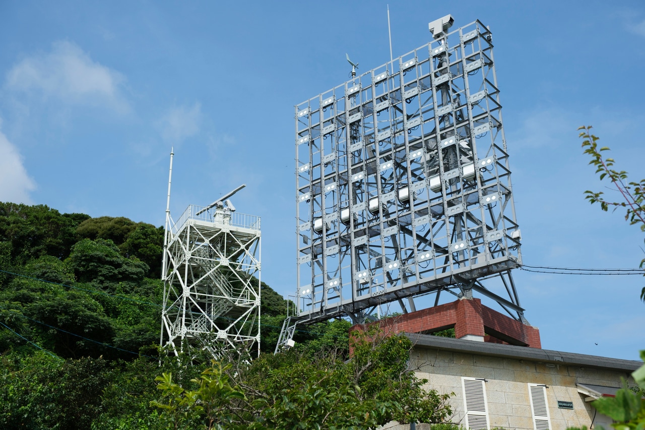 後ろには現役の潮流信号所も設けられている。