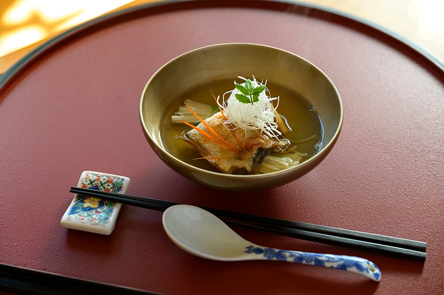 カツオと昆布の出汁で味わう「のどぐろの塩焼きにゅうめん」。