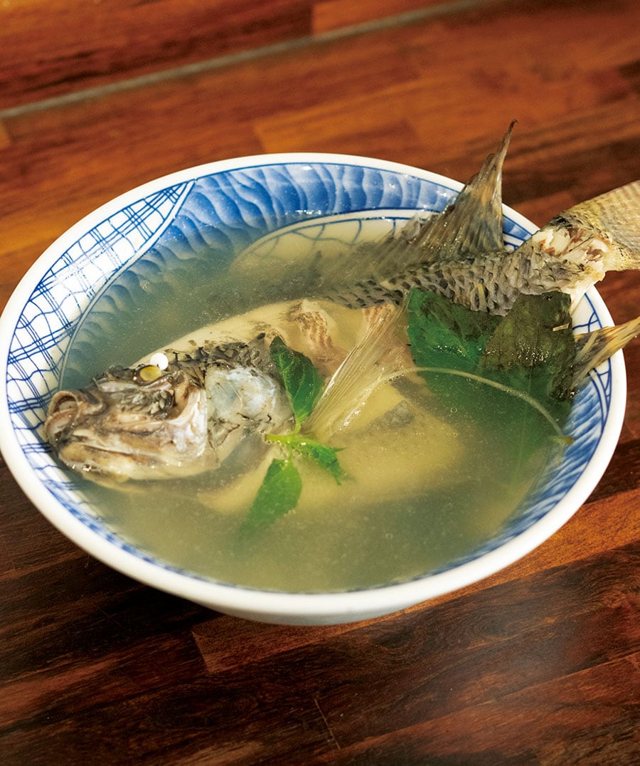 魚が丸ごと一匹の贅沢なスープ。