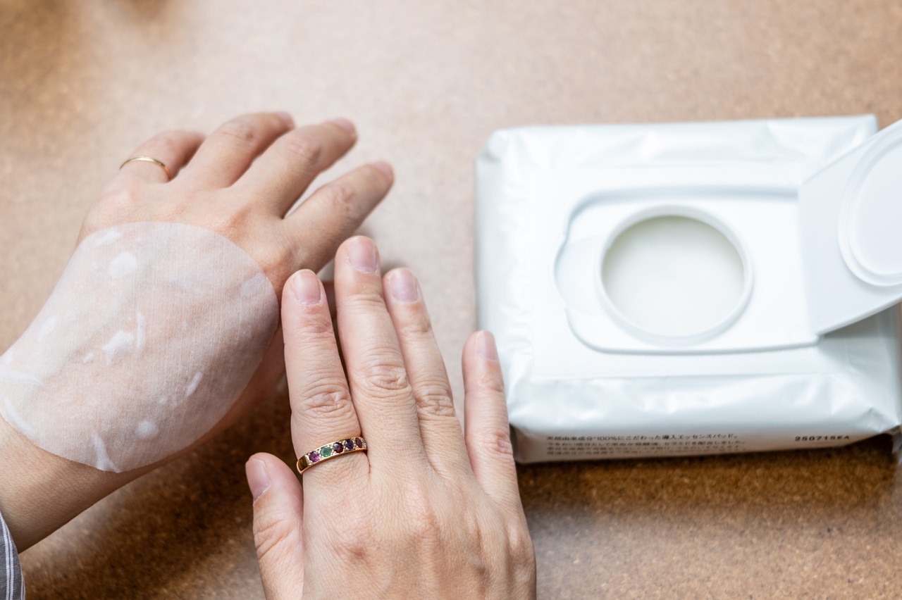 手の甲がちょうど隠れるくらいの丸型パッド。余裕のあるサイズ感で、ふき取りや部分パックにも使いやすい。