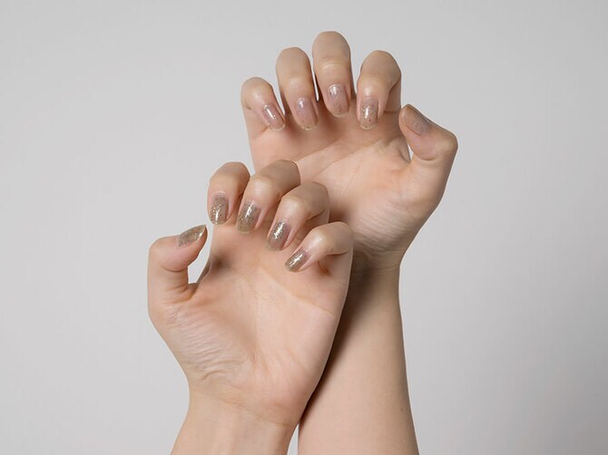 503 Toushi〈透視〉使用イメージ。右手は一度塗り、左手は二度塗り。