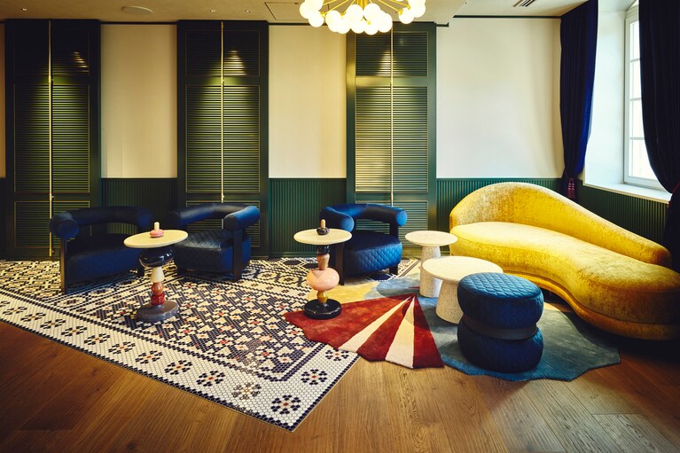 長崎沙羅を表現したタイル地や、出島の形をモチーフにした扇形のラグなどが配されたロビーラウンジ。ロビーエリアは、商⼈達が親交を深めた社交場をイメージしたといい、どこか懐かしくもモダンな雰囲気が漂っている。