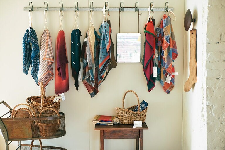 ストールや籠バッグなどの雑貨も扱う。