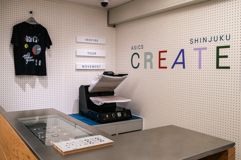 「アシックスクリエイト」では、中央奥のマシンを使って、デコレーションパーツをTシャツにつけていく。
