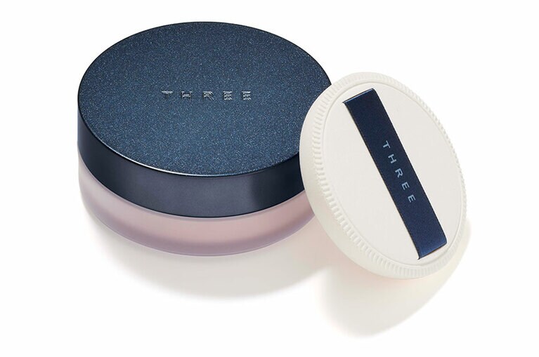 THREE アドバンスドエシリアルスムースオペレーター ルースパウダー 全1種 10g 6,050円(限定予約発売中)。