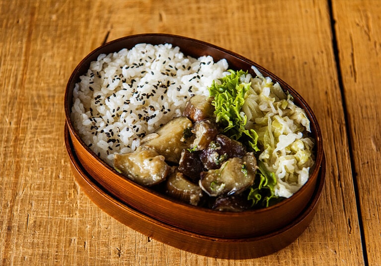 フライパンではなく深めの鍋で炒めることで茄子がとろんとした仕上がりに。