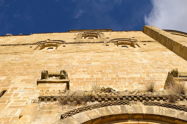 入り口上を見上げれば“ハカチェック”の装飾。このお城もまたサンティアゴ巡礼のランドマークになっているようだ。