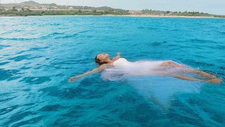 水中でのウェディングフォトを可能にするドレス、ALLIES。