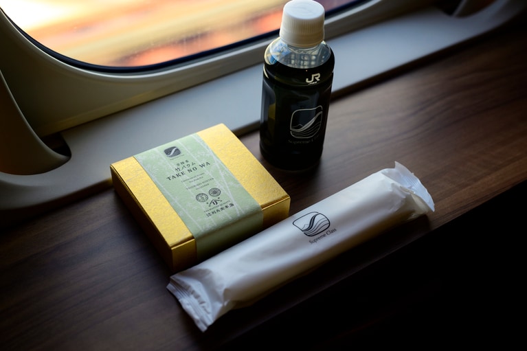 のぞみ号・ひかり号利用者にはウェルカムサービスとして飲み物と菓子が無料で提供される（一度限りの提供）。