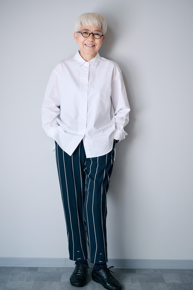 +Jの白シャツに、ユニクロとHANA TAJIMAのコラボのパンツを合わせて。パンツのすそに3本の横ラインが入っていましたが、自分丈にカットしたら2本に。