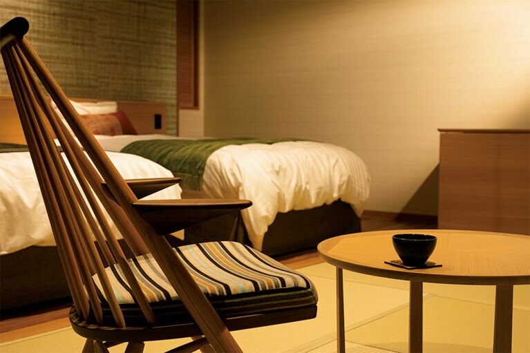 国賓を迎える迎賓館でも採用されるベッドを設置。心地よい眠りに誘われる。／休暇村 リトリート安曇野ホテル［長野・安曇野］