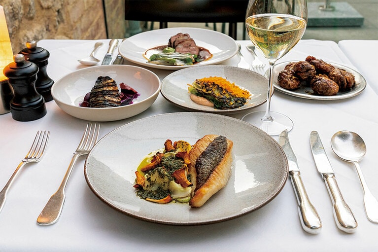 ザ・ボタニカル・ルームズの3コース・ディナー(75ポンド)では、敷地内で飼育された牛やラム、また漁師と直接契約して仕入れた魚を、素材を生かした調理法で提供。