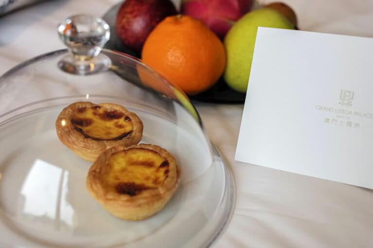 ウエルカムスイーツはマカオ名物のエッグタルト。