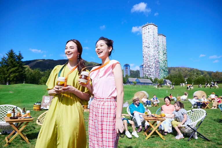 約100ヘクタールという広大なファームエリアにはソファやテーブルが設置され、思い思いのスタイルでビールを楽しむことができる。期間限定で、キッチンカーが順次登場する。