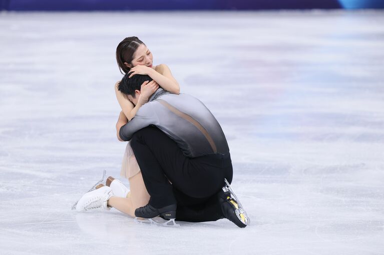 フリー演技終了後、氷上で強く抱きしめ合うりくりゅうペア。Kaoru Watanabe/JMPA