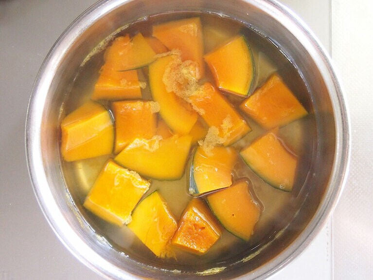 （2）水と共に鍋に入れ、弱火で加熱します。