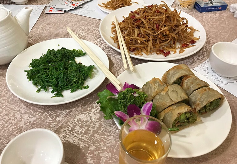 写真左から、涼拌蕨菜 188元、干扁香菇 248元、牛肝菌捲餅1本 250元。