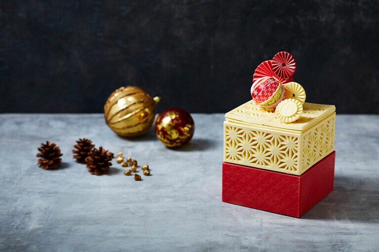 ホテル雅叙園東京「玉手箱」(限定10台 4cm×14cm、高さ14cm／31,000円)。