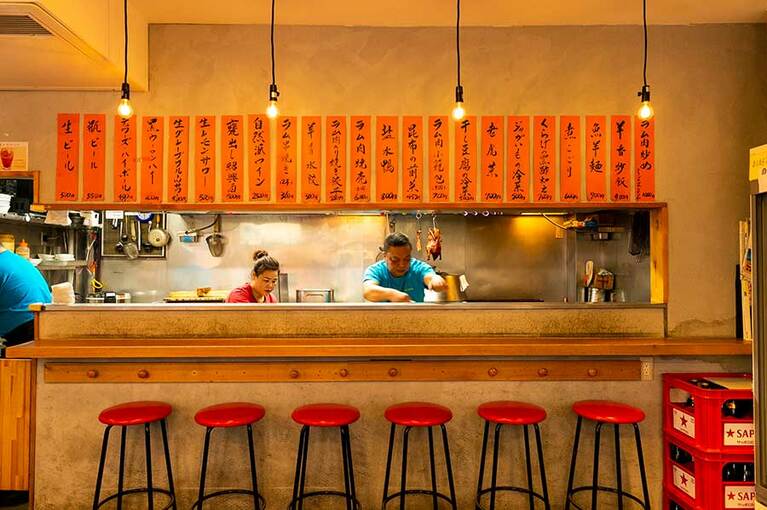 夜は予約でいっぱいになることも多い人気店。中国語が飛び交う本場の雰囲気ながら、ゆっくり腰を落ち着けたくなる居心地のいい店内。