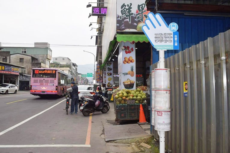 「台新工廠」バス停の様子。正面にまっすぐ約10分歩きます。