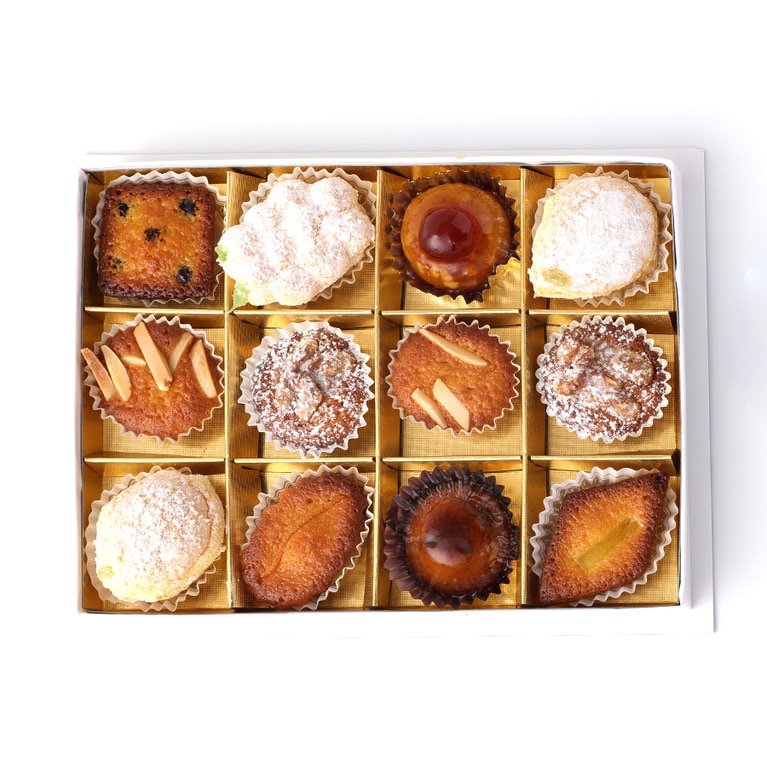 プティ・フール・ドゥミ・セック 12個入り 1,720円、18個入り  2,250円。ひと口サイズの半生焼き菓子の詰め合わせ。