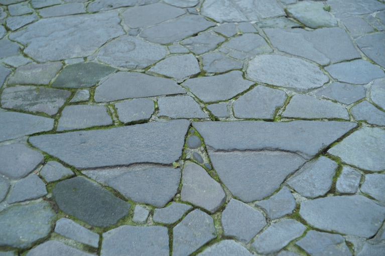 三角形の2つの石が並ぶ「夫婦石」。夫婦やカップルは手をつないで左右それぞれ同時に、独身の人は左右を両足で踏むと幸せになれるそう。