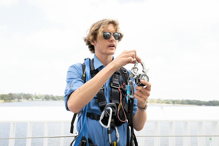 丁寧に説明してくれるガイドさん。ハーネスとつながっている滑車を橋のワイヤーロープに噛まして進む。