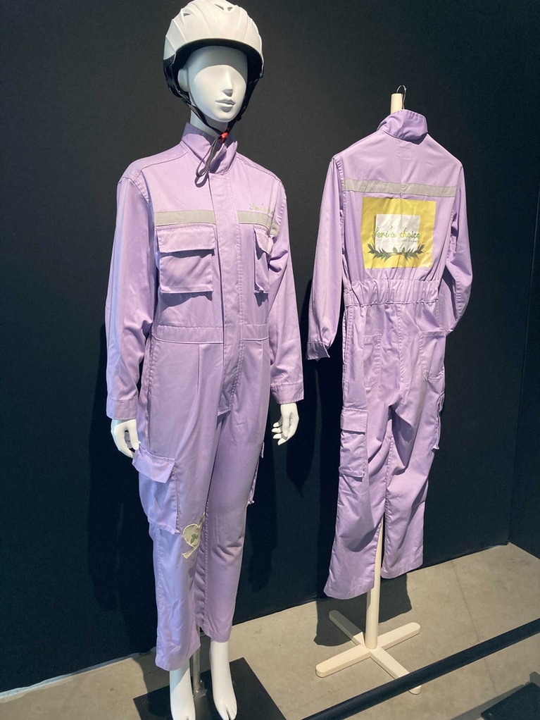 ユン・セリのパラグライダー時の衣装。左が実物。