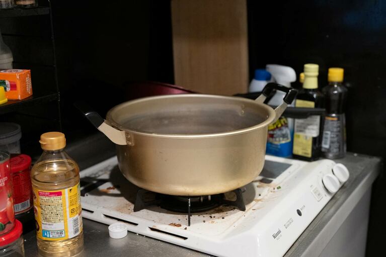 1人の食事用にはかなり大きめに見える鍋がコンロに鎮座していた