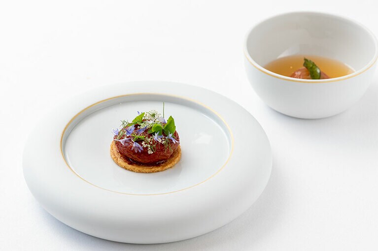 “トマト・コンフィのタルトと、木の芽風味のトマト・ブイヨン”。