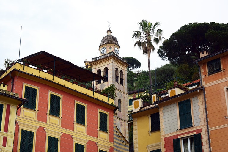 港近くでは、ブランドショップやレストランなどの合間に教会も立っています。