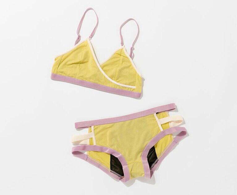 ブラ 9,900円～（サイズ、パッド有無により価格変動、写真はパッドなし）、サリタニーショーツ 6,600円～（サイズにより価格変動）／ケープラスワンパーセント