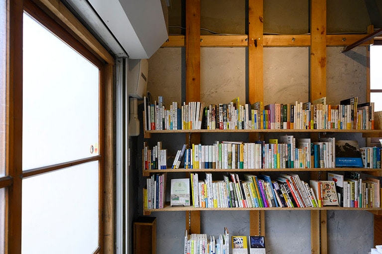 元々のコンクリートは生かしつつ、壁を塗り直し、本棚を作り、電気を入れてクーラーを設置するなど快適な空間に。