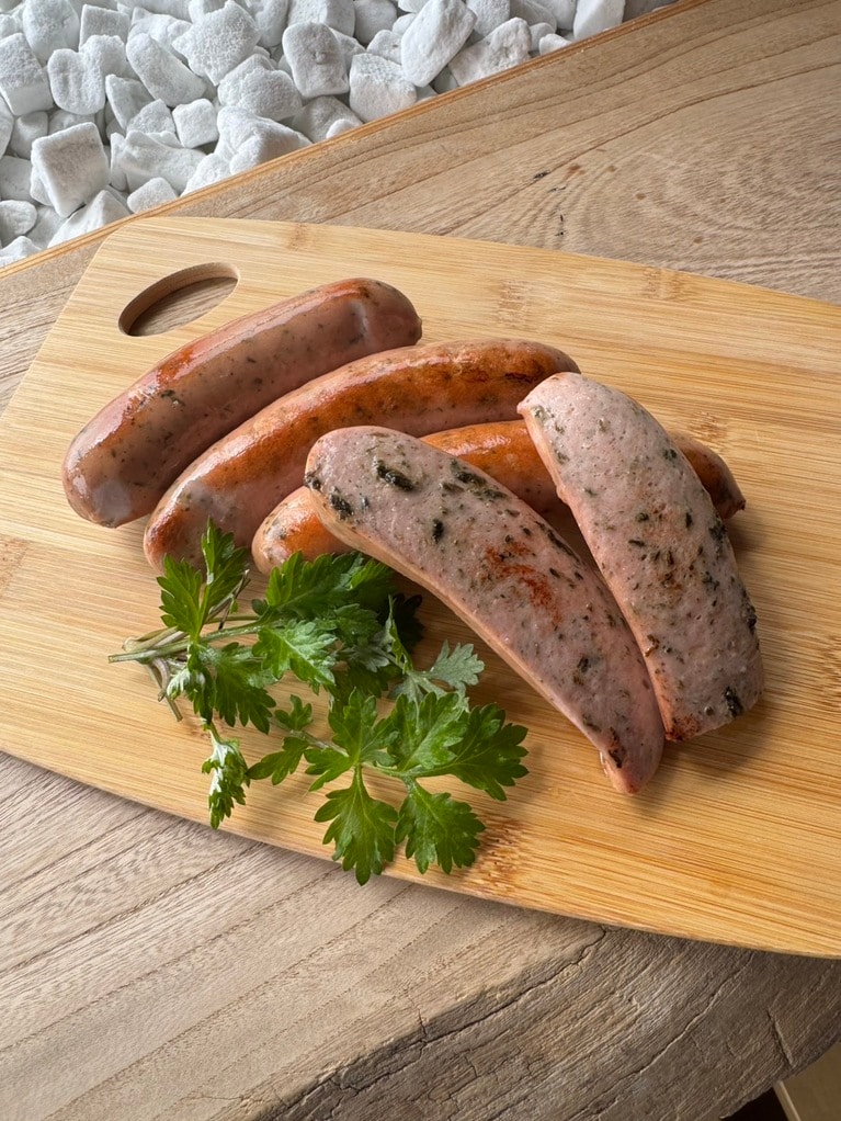 よもぎの香りを生かした絹挽きの滑らかなソーセージ。