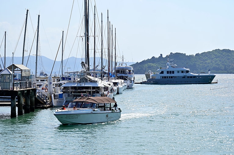 プーケット北東部にあるアオ・ポー・グランドマリーナからスピードボートで向かう。