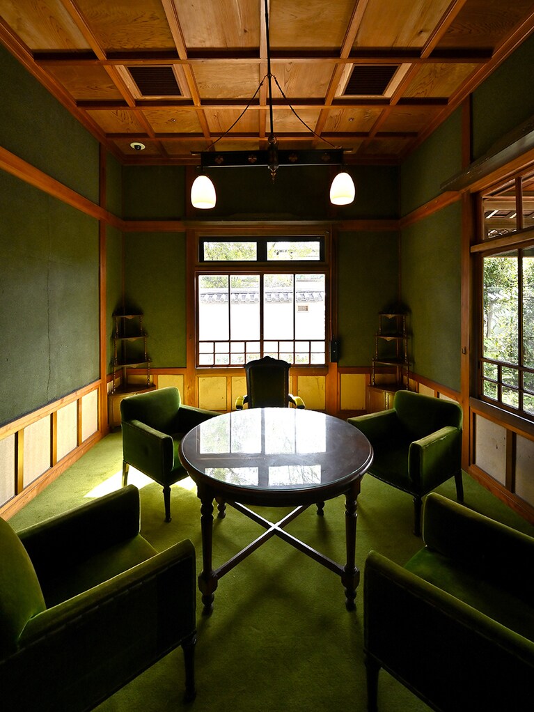 1951年、昭和天皇が戦後日本の独立回復に繫がるサンフランシスコ講和条約と日米安全保障条約の批准書に署名した「御認証の間」。