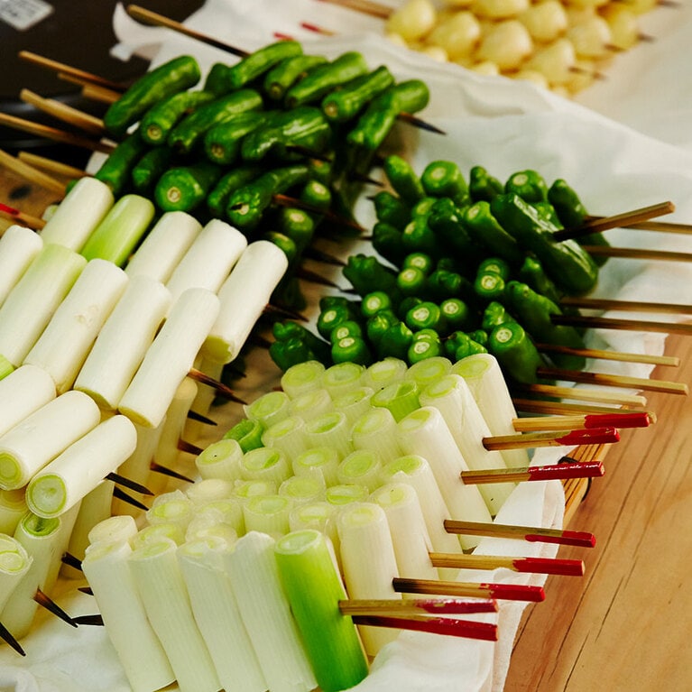 コラーゲンたっぷりの牛カシラをことこと煮込み、ねぎをどっさりのせた牛肉豆腐(650円)が名物。