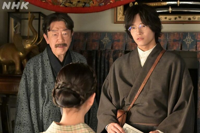 シマケン（佐野晶哉）の記事について話すりん（見上愛）（『風、薫る』公式Instagramより）
