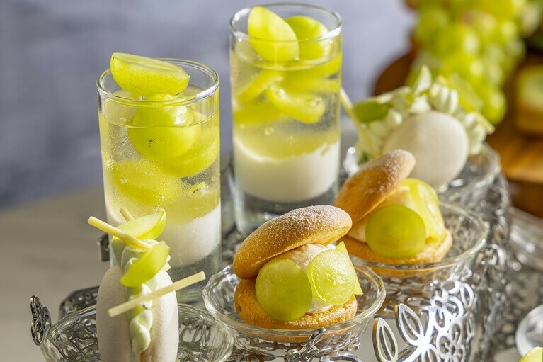 スイーツメニューより、「シャインマスカットとブドウゼリー杏仁豆腐」「ブッセ シャインマスカット マリトッツォ風」「マカロンシャインマスカット」。