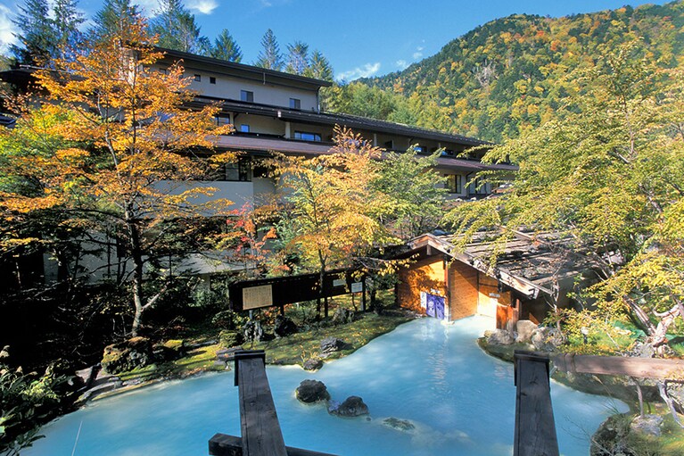泡の湯旅館［長野／白骨温泉］秋全景。