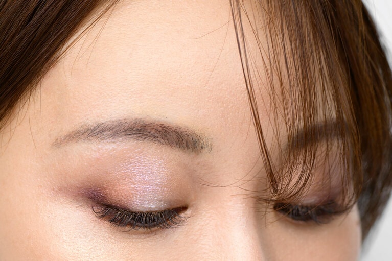 リキッドのアイブロウライナーで毛流れをつくり、アイシャドウと同じカラーを眉にものせる。