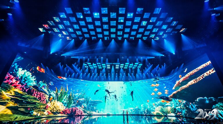 雲南省・イ族が奏でる広い音域と情熱的な旋律が、バイオミメティック（生物模倣）技術で演出された海の世界と重なり合う。